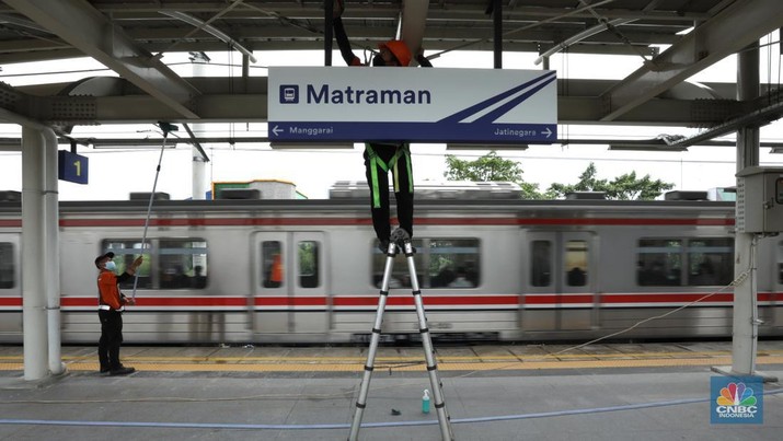 Jelang Uji Coba stasiun kereta api Matraman Pekerja mempersiapkan stasiun kereta api Matraman sebelum uji coba di Kampung Melayu, Jatinegara, Jakarta, Kamis (16/6/2022). KAI Commuter bersama DJKA dan PT KAI Daop 1 Jakarta akan melakukan ujicoba operasional pelayanan naik dan turun pengguna KRL di Stasiun Shelter Matraman mulai Jumat (17/62022). (CNBC Indonesia/ Tri Susilo)