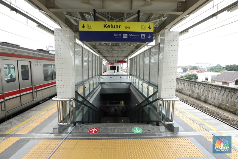 Jelang Uji Coba stasiun kereta api Matraman Pekerja mempersiapkan stasiun kereta api Matraman sebelum uji coba di Kampung Melayu, Jatinegara, Jakarta, Kamis (16/6/2022). KAI Commuter bersama DJKA dan PT KAI Daop 1 Jakarta akan melakukan ujicoba operasional pelayanan naik dan turun pengguna KRL di Stasiun Shelter Matraman mulai Jumat (17/62022). (CNBC Indonesia/ Tri Susilo)