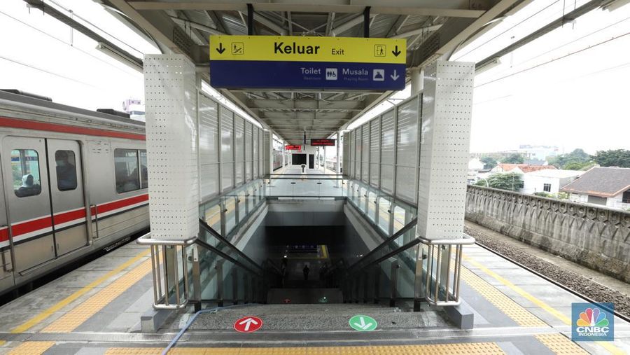 Pekerja mempersiapkan stasiun kereta api Matraman sebelum uji coba di Kampung Melayu, Jatinegara, Jakarta, Kamis (16/6/2022). KAI Commuter bersama DJKA dan PT KAI Daop 1 Jakarta akan melakukan ujicoba operasional pelayanan naik dan turun pengguna KRL di Stasiun Shelter Matraman mulai Jumat (17/62022). (CNBC Indonesia/ Tri Susilo)
