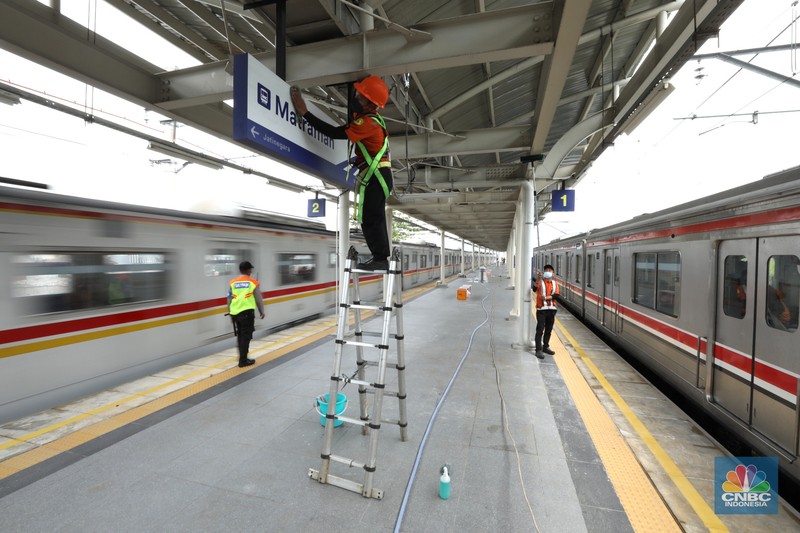 Pekerja mempersiapkan stasiun kereta api Matraman sebelum uji coba di Kampung Melayu, Jatinegara, Jakarta, Kamis (16/6/2022). KAI Commuter bersama DJKA dan PT KAI Daop 1 Jakarta akan melakukan ujicoba operasional pelayanan naik dan turun pengguna KRL di Stasiun Shelter Matraman mulai Jumat (17/62022). (CNBC Indonesia/ Tri Susilo)