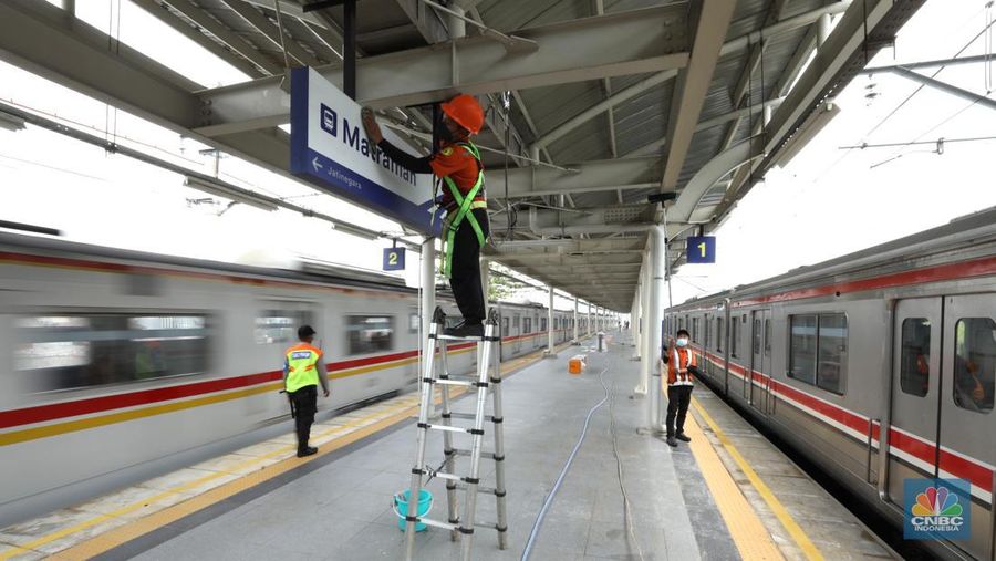 Pekerja mempersiapkan stasiun kereta api Matraman sebelum uji coba di Kampung Melayu, Jatinegara, Jakarta, Kamis (16/6/2022). KAI Commuter bersama DJKA dan PT KAI Daop 1 Jakarta akan melakukan ujicoba operasional pelayanan naik dan turun pengguna KRL di Stasiun Shelter Matraman mulai Jumat (17/62022). (CNBC Indonesia/ Tri Susilo)