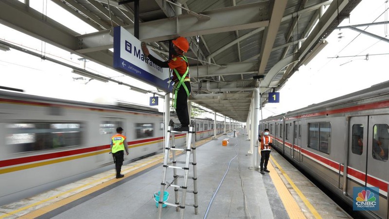 Pekerja mempersiapkan stasiun kereta api Matraman sebelum uji coba di Kampung Melayu, Jatinegara, Jakarta, Kamis (16/6/2022). KAI Commuter bersama DJKA dan PT KAI Daop 1 Jakarta akan melakukan ujicoba operasional pelayanan naik dan turun pengguna KRL di Stasiun Shelter Matraman mulai Jumat (17/62022). (CNBC Indonesia/ Tri Susilo)