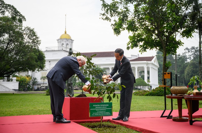 Kunjungan Presiden Jerman Frank-Walter Steinmeier dengan Presiden Indonesia Joko Widodo Presiden Indonesia Joko Widodo dan Presiden Jerman Frank-Walter Steinmeier disambut oleh para penari dengan pakaian tradisional saat upacara penyambutan pertemuan mereka di Istana Kepresidenan di Bogor, Kamis (16/6/2022). (Mast Irham/Pool via REUTERS)