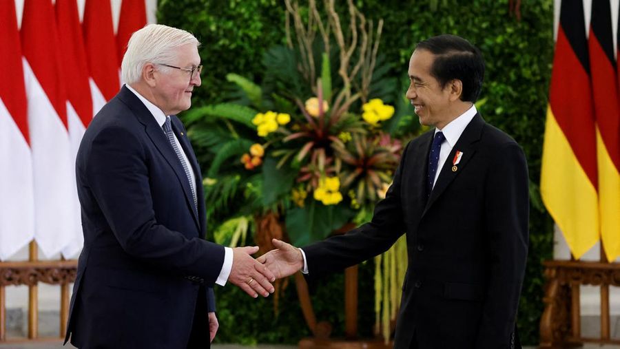 Presiden Jerman Frank-Walter Steinmeier berjabat tangan dengan Presiden Indonesia Joko Widodo selama pertemuan mereka di Istana Kepresidenan di Bogor, Kamis (16/6/2022). (REUTERS/Willy Kurniawan)