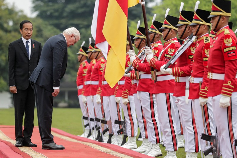 Kunjungan Presiden Jerman Frank-Walter Steinmeier dengan Presiden Indonesia Joko Widodo Presiden Indonesia Joko Widodo dan Presiden Jerman Frank-Walter Steinmeier disambut oleh para penari dengan pakaian tradisional saat upacara penyambutan pertemuan mereka di Istana Kepresidenan di Bogor, Kamis (16/6/2022). (Mast Irham/Pool via REUTERS)