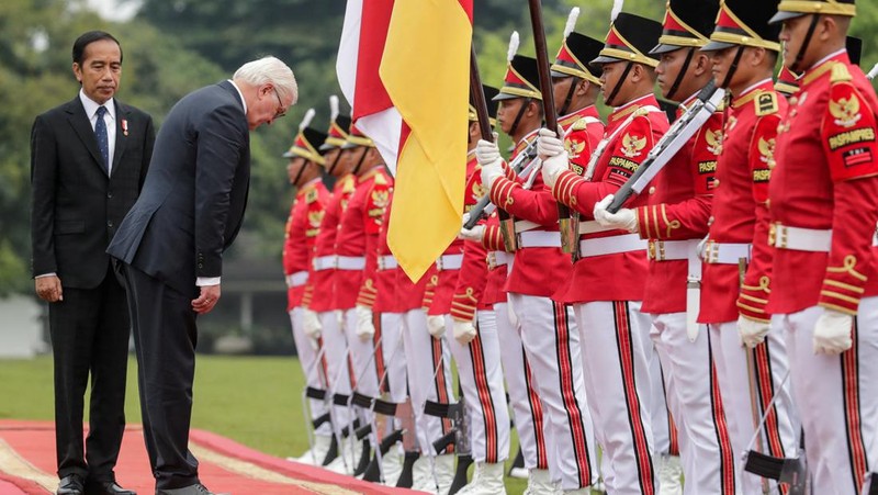 Presiden Indonesia Joko Widodo dan Presiden Jerman Frank-Walter Steinmeier disambut oleh para penari dengan pakaian tradisional saat upacara penyambutan pertemuan mereka di Istana Kepresidenan di Bogor, Kamis (16/6/2022). (Mast Irham/Pool via REUTERS)