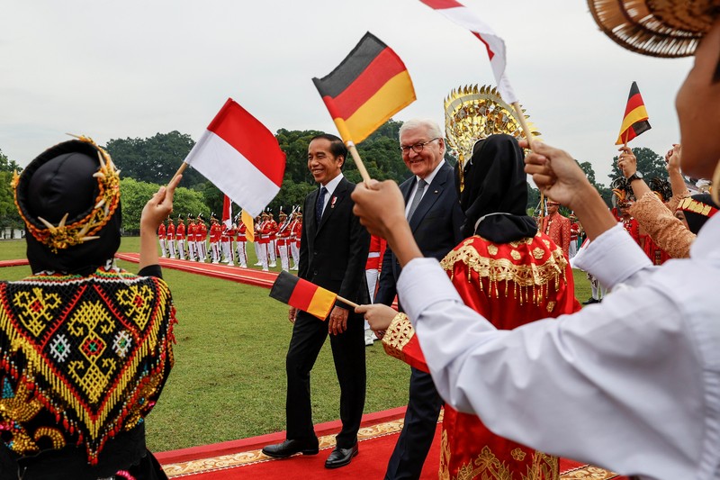 Kunjungan Presiden Jerman Frank-Walter Steinmeier dengan Presiden Indonesia Joko Widodo Presiden Indonesia Joko Widodo dan Presiden Jerman Frank-Walter Steinmeier disambut oleh para penari dengan pakaian tradisional saat upacara penyambutan pertemuan mereka di Istana Kepresidenan di Bogor, Kamis (16/6/2022). (Mast Irham/Pool via REUTERS)