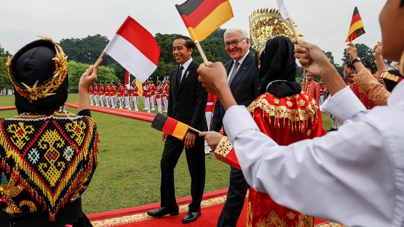 Presiden Indonesia Joko Widodo dan Presiden Jerman Frank-Walter Steinmeier disambut oleh para penari dengan pakaian tradisional saat upacara penyambutan pertemuan mereka di Istana Kepresidenan di Bogor, Kamis (16/6/2022). (Mast Irham/Pool via REUTERS)