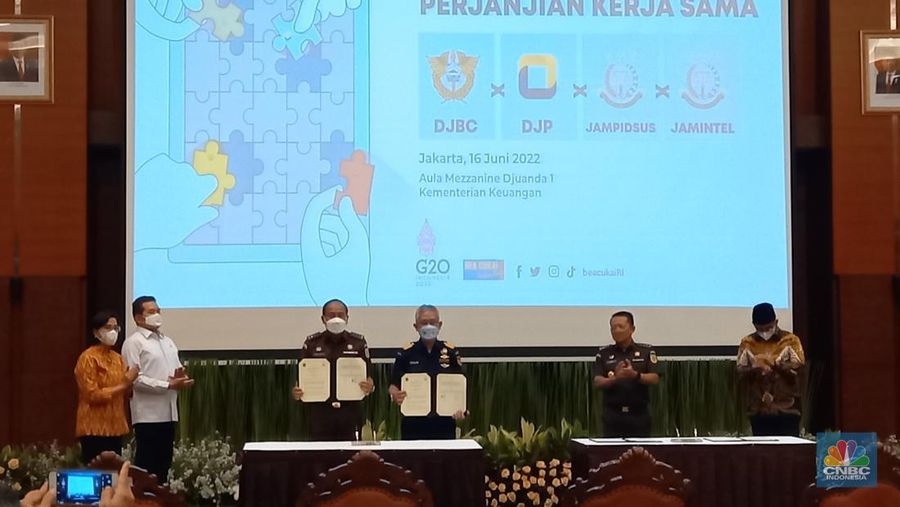 Menteri Keuangan Sri Mulyani bersama dengan Jaksa Agung Sanitiar Burhanuddin menghadiri seremoni perjanjian kerjasama (PKS) antara Kementerian Keuangan, dalam hal ini Direktorat Jenderal Bea Cukai dan Direktorat Jenderal Pajak dengan Jamintel (Jaksa Agung Muda Intelijen) dan Jampidsus (Jaksa Agung Muda Bidang Tindak Pidana Khusus) di Kantor Kementerian Keuangan, Kamis (16/6/2022). (CNBC Indonesia/Intan Rakhmayanti Dewi)