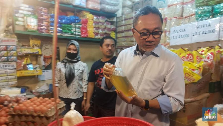 Menteri Perdagangan Zulkifli Hasan melakukan pantauan harga kebutuhan pokok di Pasar Cibubur Kamis (16/6/2022). (CNBC Indonesia/ Ferry Sandi)