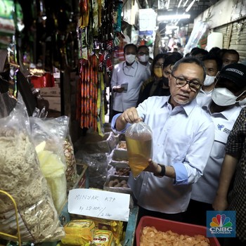 Hari Pertama Kerja Mendag Zulhas Langsung 'Nyebur' ke Pasar