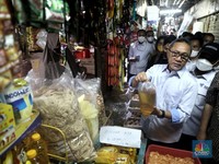 Hari Pertama Kerja Mendag Zulhas Langsung 'Nyebur' ke Pasar