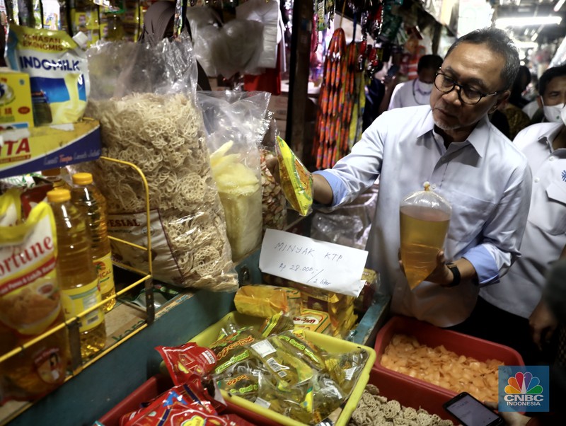 Menteri Perdagangan Zulkifli Hasan saat memantau pasokan dan harga kebutuhan pokok di Pasar Cibubur, Menteri Perdagangan Zulkifli Hasan saat memantau pasokan dan harga kebutuhan pokok di Pasar Cibubur, Jakarta, Kamis, (16/6/2022). (CNBC Indonesia/ Muhammad Sabki)