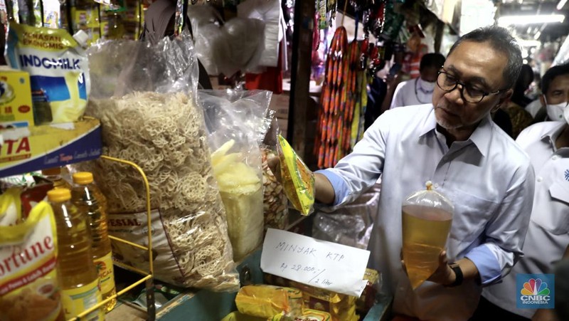 Menteri Perdagangan Zulkifli Hasan saat memantau pasokan dan harga kebutuhan pokok di Pasar Cibubur, Jakarta, Kamis, (16/6/2022). (CNBC Indonesia/ Muhammad Sabki)