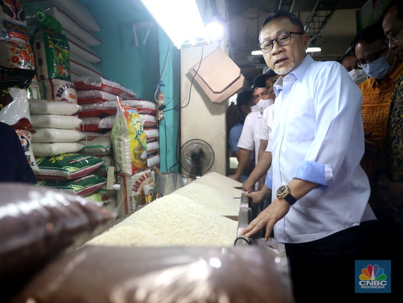 Menteri Perdagangan Zulkifli Hasan saat memantau pasokan dan harga kebutuhan pokok di Pasar Cibubur, Jakarta, Kamis, (16/6/2022). (CNBC Indonesia/ Muhammad Sabki)