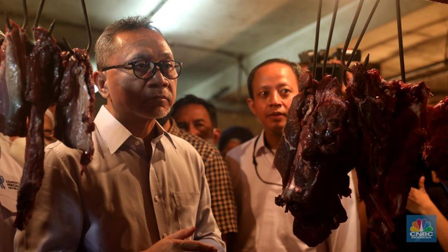 Menteri Perdagangan Zulkifli Hasan saat memantau pasokan dan harga kebutuhan pokok di Pasar Cibubur, Jakarta, Kamis, (16/6/2022). (CNBC Indonesia/ Muhammad Sabki)