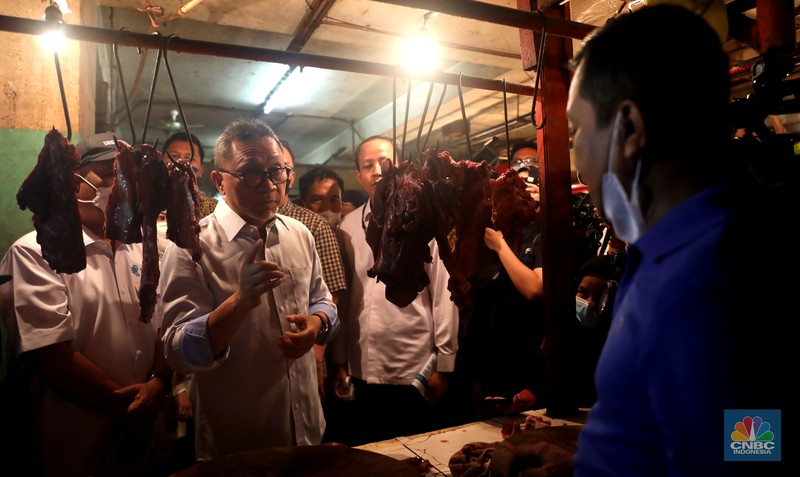 Menteri Perdagangan Zulkifli Hasan saat memantau pasokan dan harga kebutuhan pokok di Pasar Cibubur, Jakarta, Kamis, (16/6/2022). (CNBC Indonesia/ Muhammad Sabki)