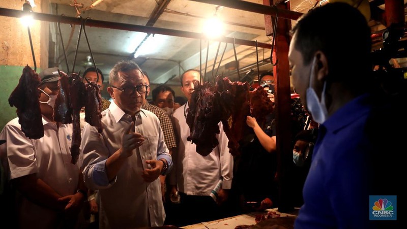 Menteri Perdagangan Zulkifli Hasan saat memantau pasokan dan harga kebutuhan pokok di Pasar Cibubur, Jakarta, Kamis, (16/6/2022). (CNBC Indonesia/ Muhammad Sabki)