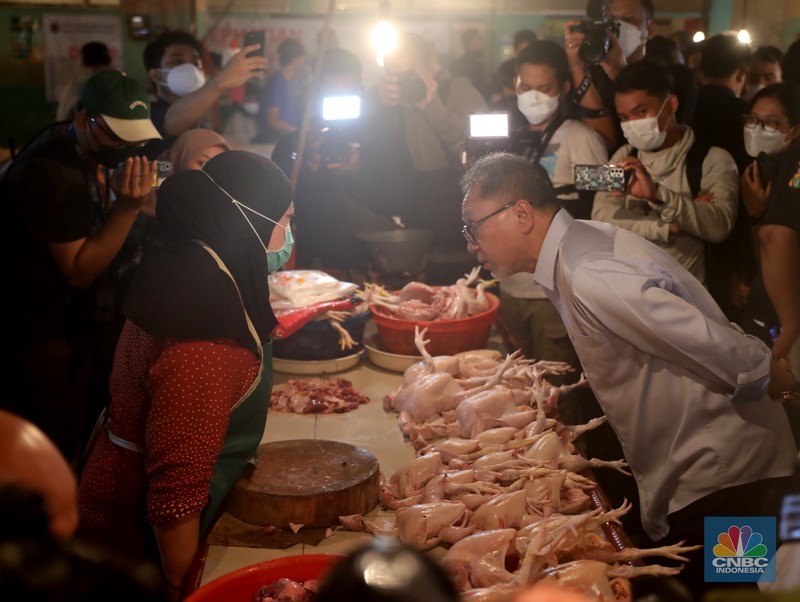 Menteri Perdagangan Zulkifli Hasan saat memantau pasokan dan harga kebutuhan pokok di Pasar Cibubur, Jakarta, Kamis, (16/6/2022). (CNBC Indonesia/ Muhammad Sabki)
