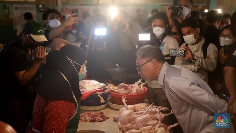 Menteri Perdagangan Zulkifli Hasan saat memantau pasokan dan harga kebutuhan pokok di Pasar Cibubur, Jakarta, Kamis, (16/6/2022). (CNBC Indonesia/ Muhammad Sabki)