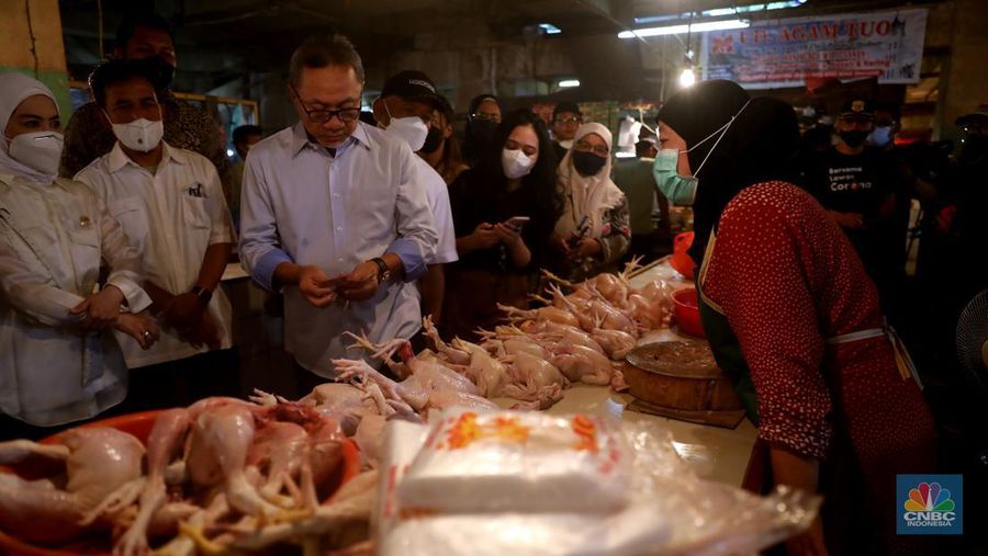 Menteri Perdagangan Zulkifli Hasan saat memantau pasokan dan harga kebutuhan pokok di Pasar Cibubur, Jakarta, Kamis, (16/6/2022). (CNBC Indonesia/ Muhammad Sabki)
