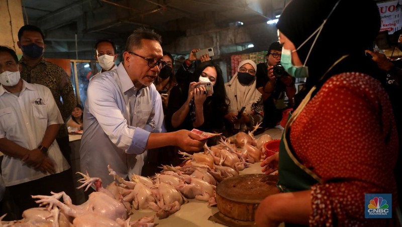 Menteri Perdagangan Zulkifli Hasan saat memantau pasokan dan harga kebutuhan pokok di Pasar Cibubur, Jakarta, Kamis, (16/6/2022). (CNBC Indonesia/ Muhammad Sabki)