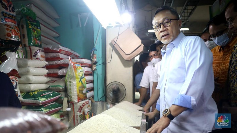 Menteri Perdagangan Zulkifli Hasan saat memantau pasokan dan harga kebutuhan pokok di Pasar Cibubur, Jakarta, Kamis, (16/6/2022). (CNBC Indonesia/ Muhammad Sabki)
