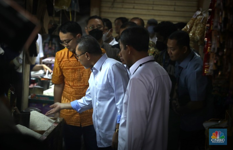 Menteri Perdagangan Zulkifli Hasan saat memantau pasokan dan harga kebutuhan pokok di Pasar Cibubur, Jakarta, Kamis, (16/6/2022). (CNBC Indonesia/ Muhammad Sabki)