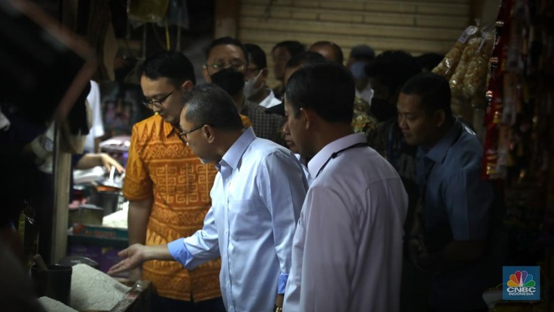 Menteri Perdagangan Zulkifli Hasan saat memantau pasokan dan harga kebutuhan pokok di Pasar Cibubur, Jakarta, Kamis, (16/6/2022). (CNBC Indonesia/ Muhammad Sabki)
