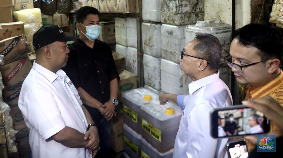 Menteri Perdagangan Zulkifli Hasan saat memantau pasokan dan harga kebutuhan pokok di Pasar Cibubur, Jakarta, Kamis, (16/6/2022). (CNBC Indonesia/ Muhammad Sabki)