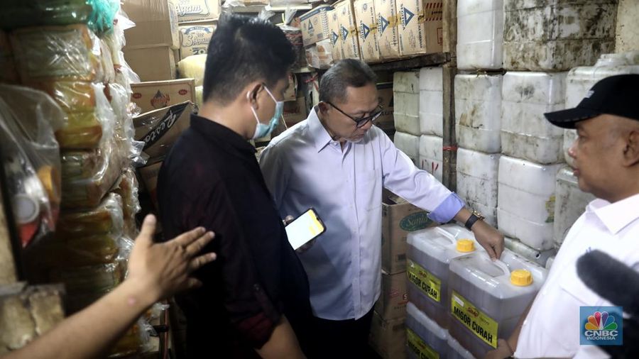 Menteri Perdagangan Zulkifli Hasan saat memantau pasokan dan harga kebutuhan pokok di Pasar Cibubur, Jakarta, Kamis, (16/6/2022). (CNBC Indonesia/ Muhammad Sabki)