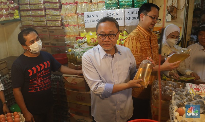 Menteri Perdagangan Zulkifli Hasan saat memantau pasokan dan harga kebutuhan pokok di Pasar Cibubur, Jakarta, Kamis, (16/6/2022). (CNBC Indonesia/ Muhammad Sabki)