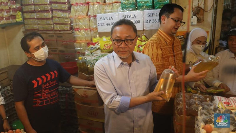 Menteri Perdagangan Zulkifli Hasan saat memantau pasokan dan harga kebutuhan pokok di Pasar Cibubur, Jakarta, Kamis, (16/6/2022). (CNBC Indonesia/ Muhammad Sabki)