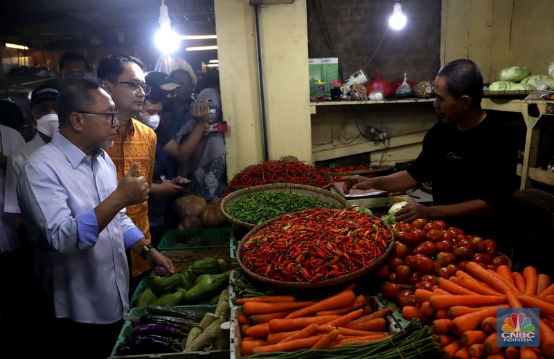 Menteri Perdagangan Zulkifli Hasan saat memantau pasokan dan harga kebutuhan pokok di Pasar Cibubur, Menteri Perdagangan Zulkifli Hasan saat memantau pasokan dan harga kebutuhan pokok di Pasar Cibubur, Jakarta, Kamis, (16/6/2022). (CNBC Indonesia/ Muhammad Sabki)