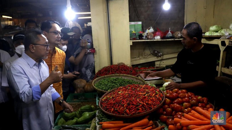 Menteri Perdagangan Zulkifli Hasan saat memantau pasokan dan harga kebutuhan pokok di Pasar Cibubur, Jakarta, Kamis, (16/6/2022). (CNBC Indonesia/ Muhammad Sabki)