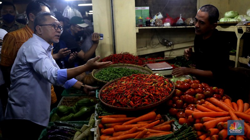Menteri Perdagangan Zulkifli Hasan saat memantau pasokan dan harga kebutuhan pokok di Pasar Cibubur, Jakarta, Kamis, (16/6/2022). (CNBC Indonesia/ Muhammad Sabki)