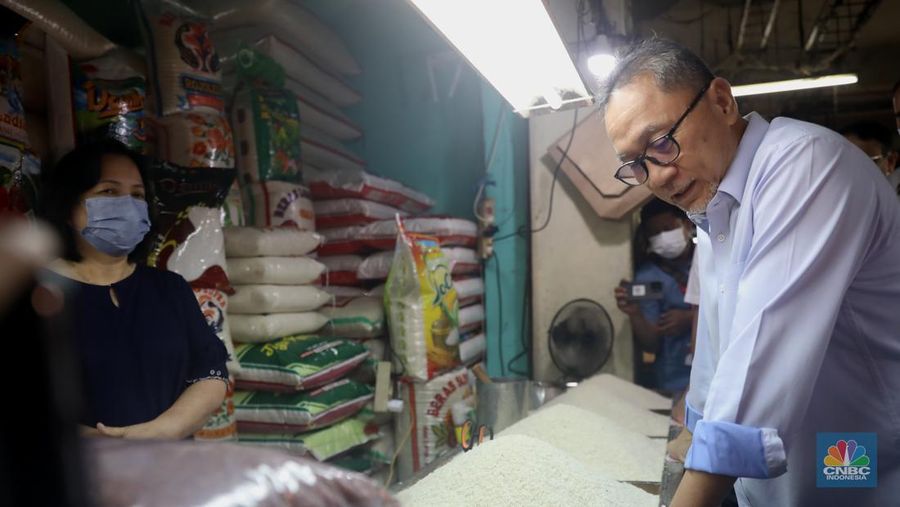 Menteri Perdagangan Zulkifli Hasan saat memantau pasokan dan harga kebutuhan pokok di Pasar Cibubur, Jakarta, Kamis, (16/6/2022). (CNBC Indonesia/ Muhammad Sabki)