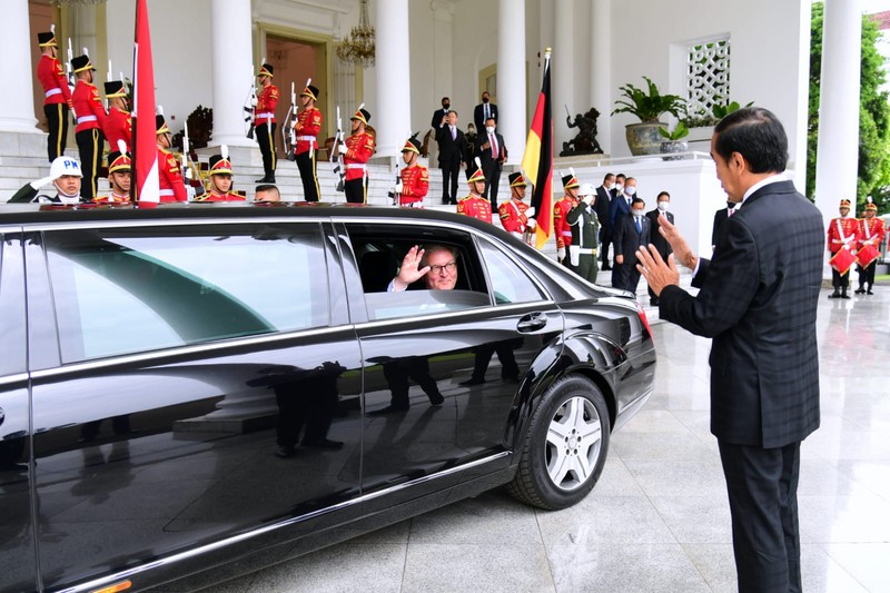 Kunjungan Presiden Jerman Frank-Walter Steinmeier dengan Presiden Indonesia Joko Widodo Presiden Indonesia Joko Widodo dan Presiden Jerman Frank-Walter Steinmeier disambut oleh para penari dengan pakaian tradisional saat upacara penyambutan pertemuan mereka di Istana Kepresidenan di Bogor, Kamis (16/6/2022). (Mast Irham/Pool via REUTERS)