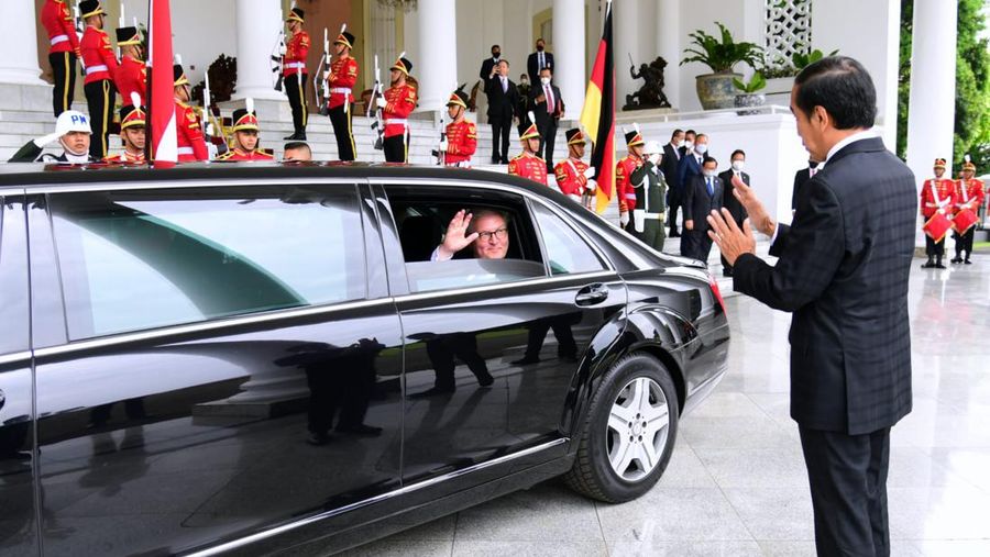 Momen saat Presiden Joko Widodo menyerahkan album foto sebagai kenang-kenangan kepada Presiden Steinmeier. Presiden Joko Widodo kemudian mengantarkan Presiden Steinmeier hingga ke mobil. (Foto: Muchlis Jr - Biro Pers Sekretariat Presiden)