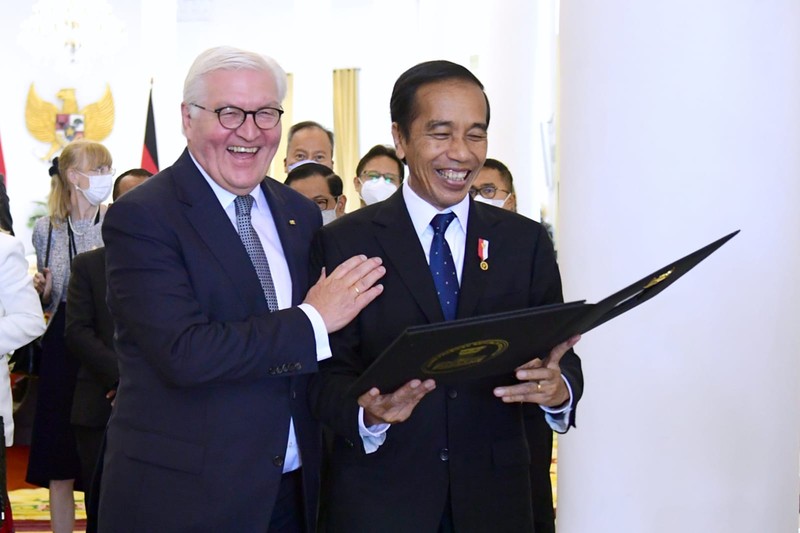Kunjungan Presiden Jerman Frank-Walter Steinmeier dengan Presiden Indonesia Joko Widodo Presiden Indonesia Joko Widodo dan Presiden Jerman Frank-Walter Steinmeier disambut oleh para penari dengan pakaian tradisional saat upacara penyambutan pertemuan mereka di Istana Kepresidenan di Bogor, Kamis (16/6/2022). (Mast Irham/Pool via REUTERS)
