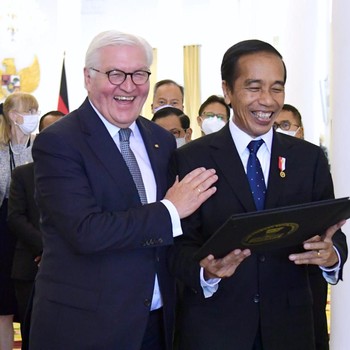 Momen Saat Jokowi Bagikan 'Oleh'oleh' Kepada Presiden Jerman