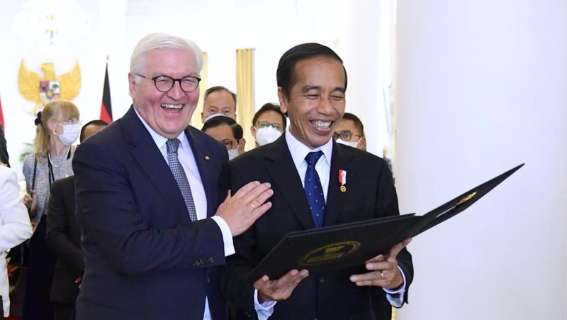 Presiden Indonesia Joko Widodo dan Presiden Jerman Frank-Walter Steinmeier disambut oleh para penari dengan pakaian tradisional saat upacara penyambutan pertemuan mereka di Istana Kepresidenan di Bogor, Kamis (16/6/2022). (Mast Irham/Pool via REUTERS)