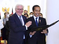 Momen Saat Jokowi Bagikan 'Oleh'oleh' Kepada Presiden Jerman
