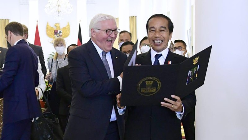 Presiden Indonesia Joko Widodo dan Presiden Jerman Frank-Walter Steinmeier disambut oleh para penari dengan pakaian tradisional saat upacara penyambutan pertemuan mereka di Istana Kepresidenan di Bogor, Kamis (16/6/2022). (Mast Irham/Pool via REUTERS)