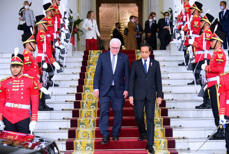 Presiden Indonesia Joko Widodo dan Presiden Jerman Frank-Walter Steinmeier disambut oleh para penari dengan pakaian tradisional saat upacara penyambutan pertemuan mereka di Istana Kepresidenan di Bogor, Kamis (16/6/2022). (Mast Irham/Pool via REUTERS)