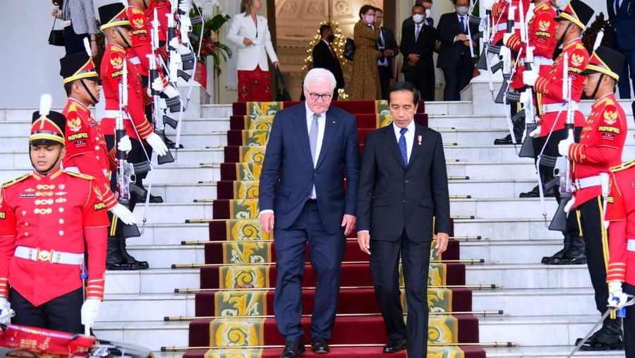 Presiden Indonesia Joko Widodo dan Presiden Jerman Frank-Walter Steinmeier disambut oleh para penari dengan pakaian tradisional saat upacara penyambutan pertemuan mereka di Istana Kepresidenan di Bogor, Kamis (16/6/2022). (Mast Irham/Pool via REUTERS)