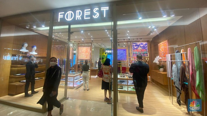 Opening Forest: Scarves & Brooches di Plaza Indonesia Level 2. Opening Forest: Scarves & Brooches di Plaza Indonesia Level 2. (CNBC Indonesia/Lynda Hasibuan)