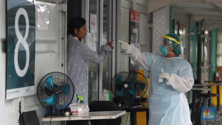 Pemeriksaan test PCR Covid-19 di salah satu Lab test Covid-19 di kawasan Cilandak, Jakarta, Kamis (16/6/2022). (CNBC Indonesia/ Muhammad Sabki)