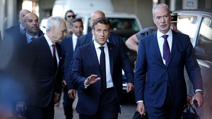 Presiden Prancis Emmanuel Macron  (tengah) tiba di stasiun kereta di Kyiv, Ukraina (Kamis (16/6/2022). Macron tiba setelah melakukan perjalanan dengan Kanselir Jerman dan Perdana Menteri Italia dari Polandia. (Photo by Kay Nietfeld/picture alliance via Getty Images)