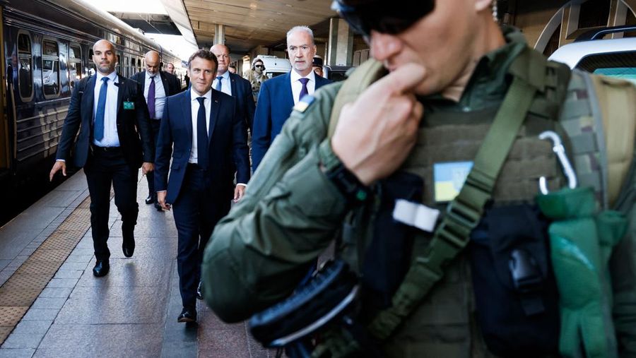 Presiden Prancis Emmanuel Macron (kedua kiri) tiba di stasiun kereta Kyiv, Ukraina (Kamis (16/6/2022). Macron tiba setelah melakukan perjalanan dengan Kanselir Jerman dan Perdana Menteri Italia dari Polandia. (Photo by LUDOVIC MARIN/POOL/AFP via Getty Images)